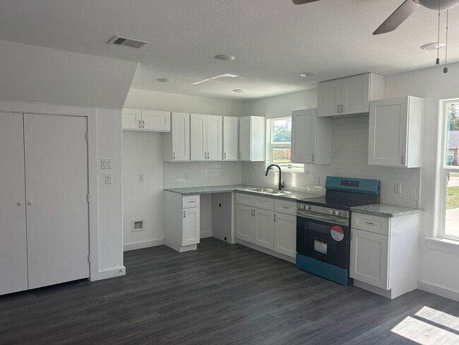 Foto del edificio - Brand new unit 3 bedrooms, 2.5 baths with ...