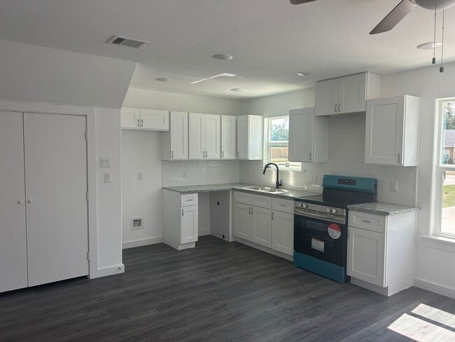 Building Photo - Brand new unit 3 bedrooms, 2.5 baths with carpod, private backyard with hi fences.