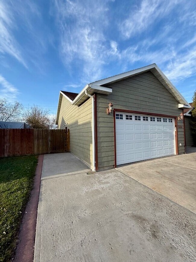Foto del edificio - Beautiful 3 Bedroom 2 Bathroom House  **2 ...