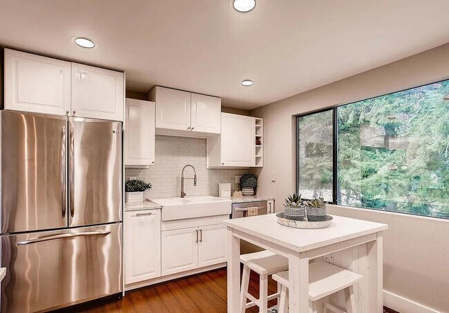 Building Photo - Beautifully Updated Edmonds Home with Spacious Fenced Backyard