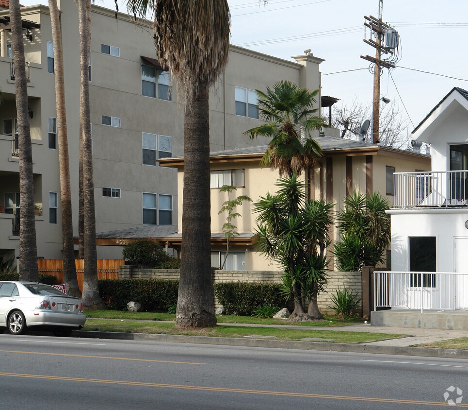 Tree obstruction.This is the best possible alt shot. - 4331 Laurel Canyon Blvd