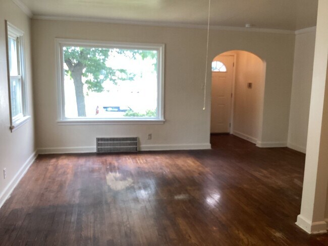 Building Photo - 2 bedroom single family home with off stre...