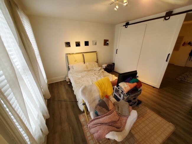 Building Photo - Little Village 1-bedroom You Can Call Home