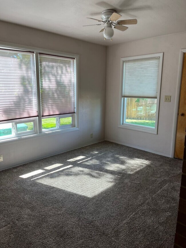 Building Photo - Suburbs Home