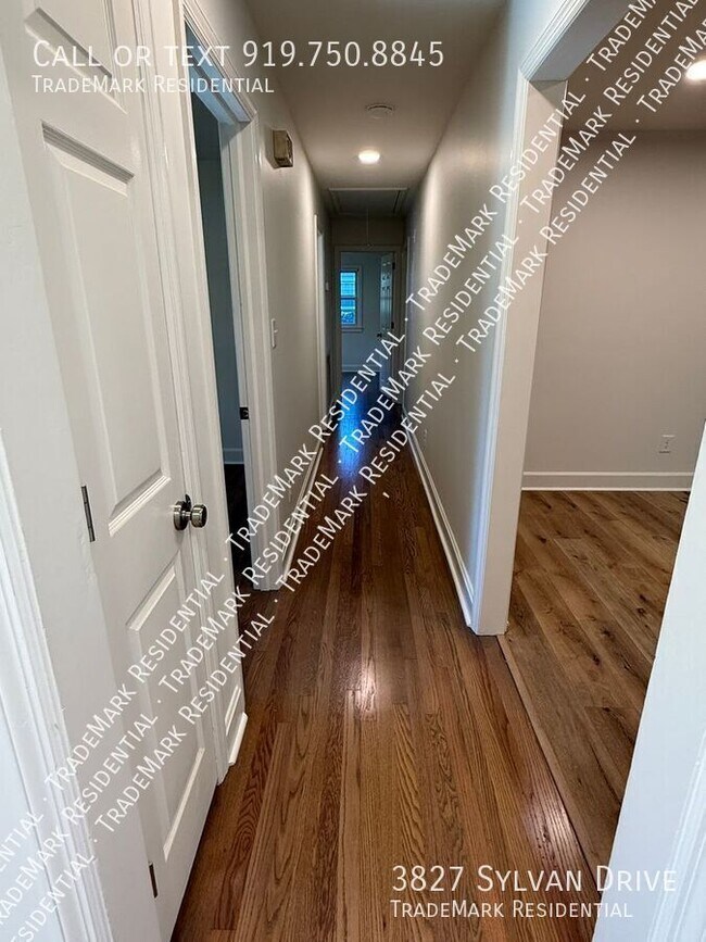 Foto del edificio - 3827 Sylvan Dr