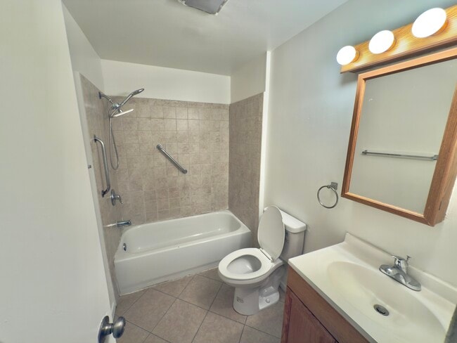 Foto del edificio - 704 W 105th St