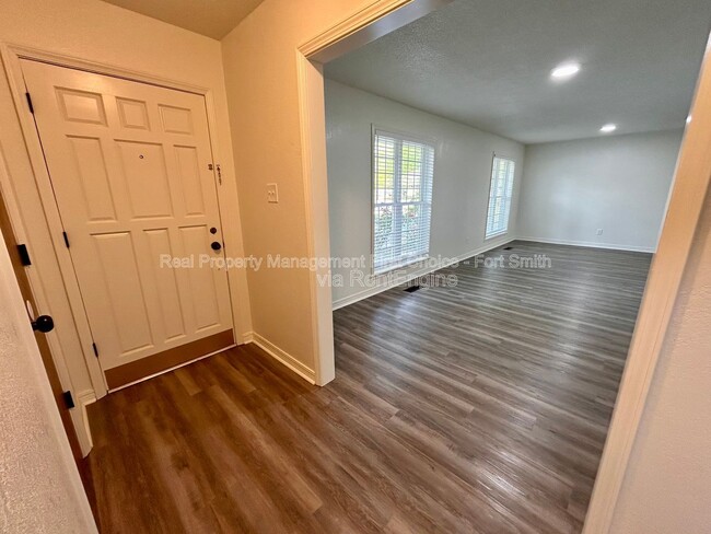 Building Photo - 10509 Meandering Way