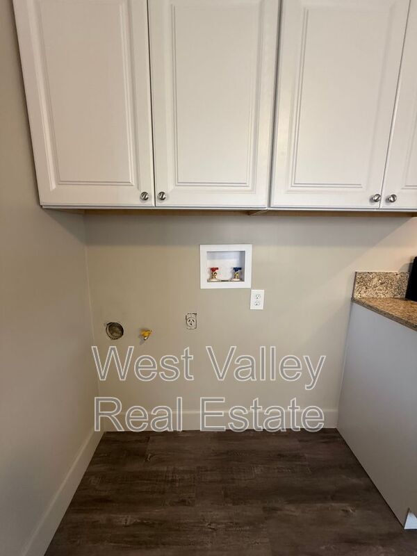 Building Photo - 511 San Emidio St
