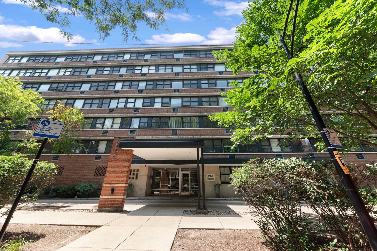 Foto principal - 2300 N Commonwealth Ave