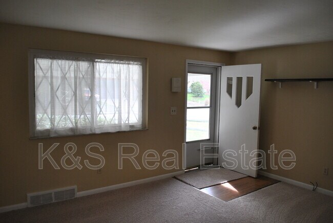 Foto del edificio - 718 Colonial Manor Rd