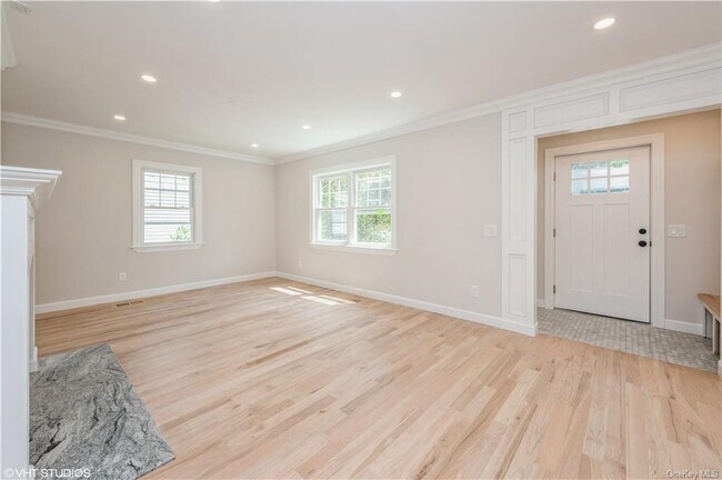 Building Photo - 705 Hall St