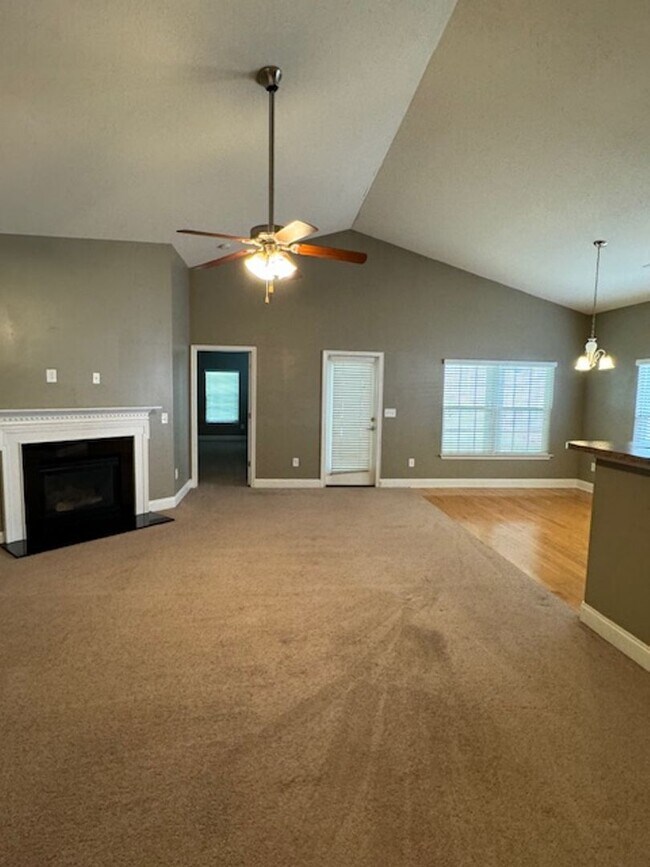 Building Photo - Brick Ranch - 3 Bedrooms & 2 Full baths wi...