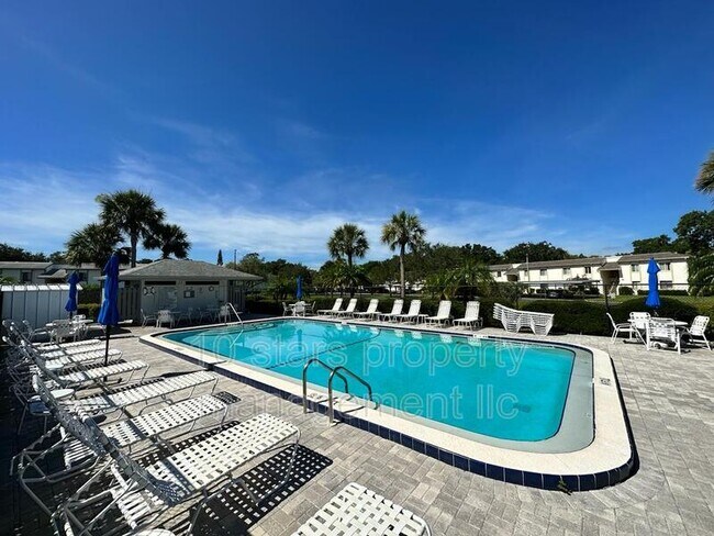 Foto del edificio - 135 Cypress Ct