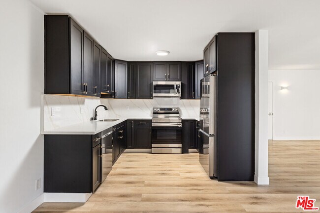 Building Photo - 621 San Vicente Blvd
