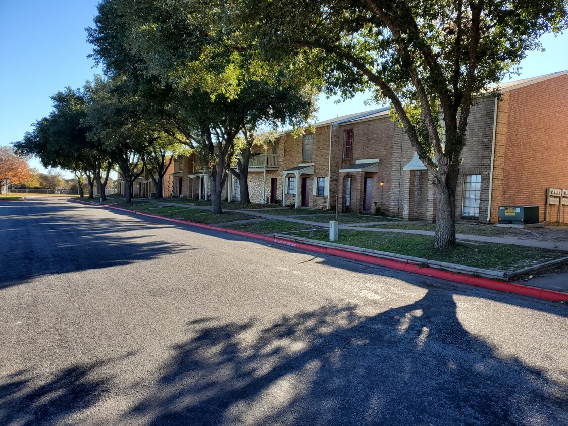 Primary Photo - River Oaks Apartments