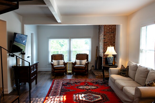 Foto del edificio - 282 E Woodland Rd