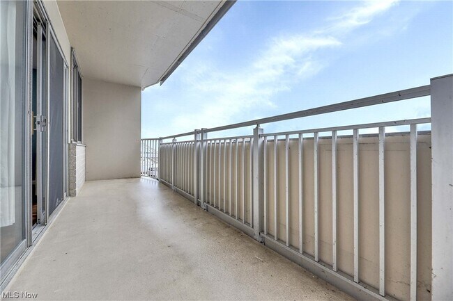 Foto del edificio - 12900 Lake Ave