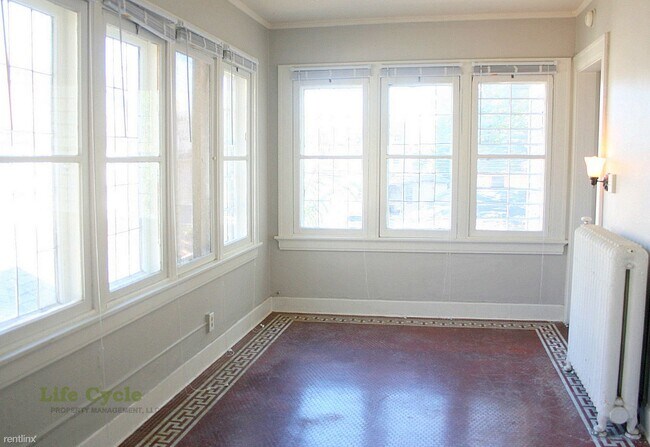 Foto del edificio - 1 br, 1 bath Triplex - 156 Lafayette Ave N...