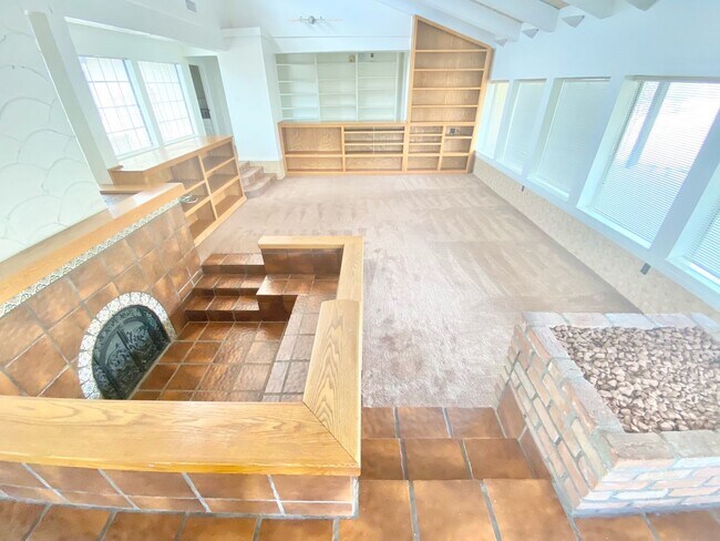 Foto del edificio - IMMACULATE 4 BEDROOM / 2.5 BATH WITH 2 CAR...