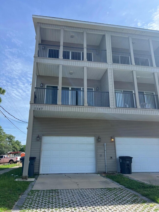 Building Photo - 1147 N Bayshore Dr