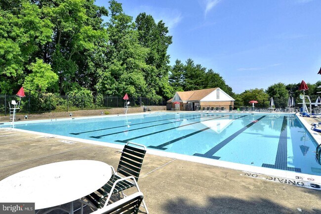 Building Photo - 7 Normandy Square Ct