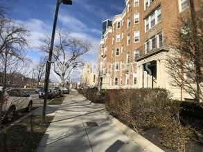 Building Photo - 235 Park Dr
