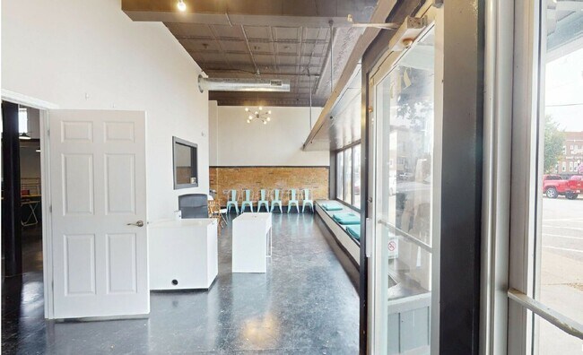 Foto del edificio - 215 W College Ave