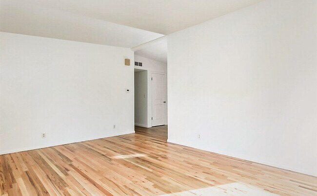 Building Photo - Beautiful 4 bedroom, 2 bath home in Southe...