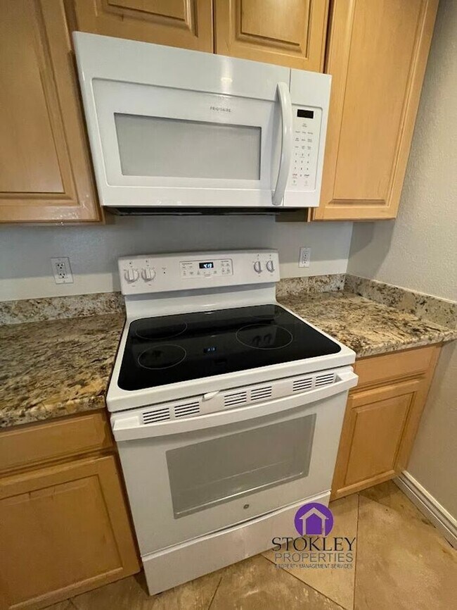 Foto del edificio - Stokley Properties Presents 2595 Oak Rd #E...