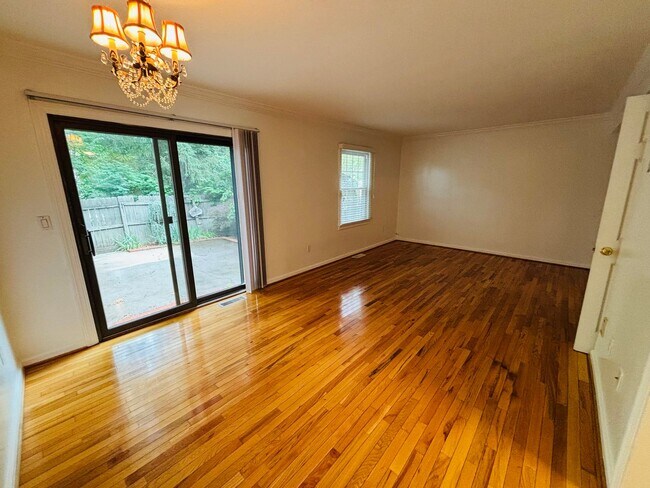 Building Photo - 103 Huntington Ln
