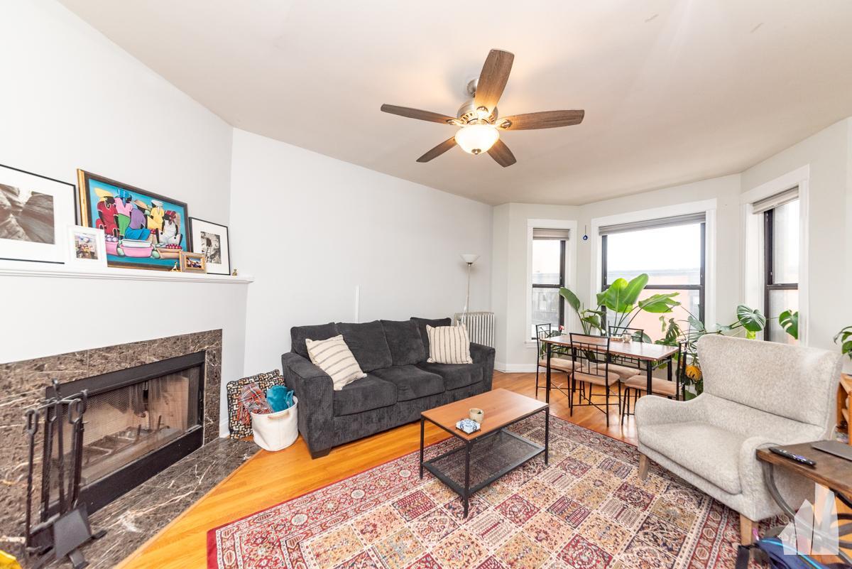 Foto principal - 2 bedroom in Chicago IL 60657