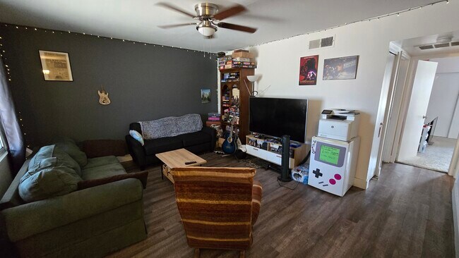 Foto del edificio - 1718 E Campbell Ave