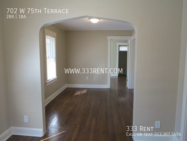 Building Photo - Great bungalow with lots of storage close ...