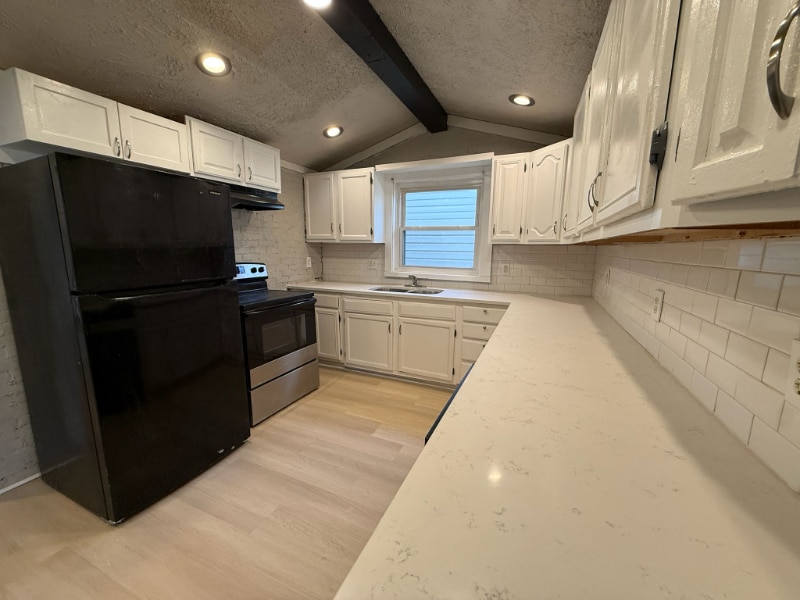 Primary Photo - 250 Koehne St