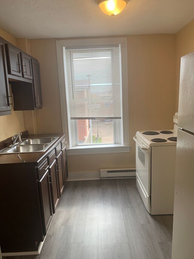 Foto del edificio - 1 Bed/1Bath East York City SD