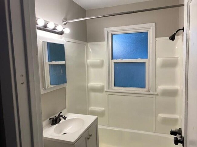 Building Photo - 4 Bedroom Home in Warren Township