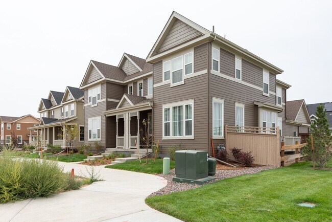 Building Photo - Newer 4 bed, 3 bath Townhome with 2 car ga...
