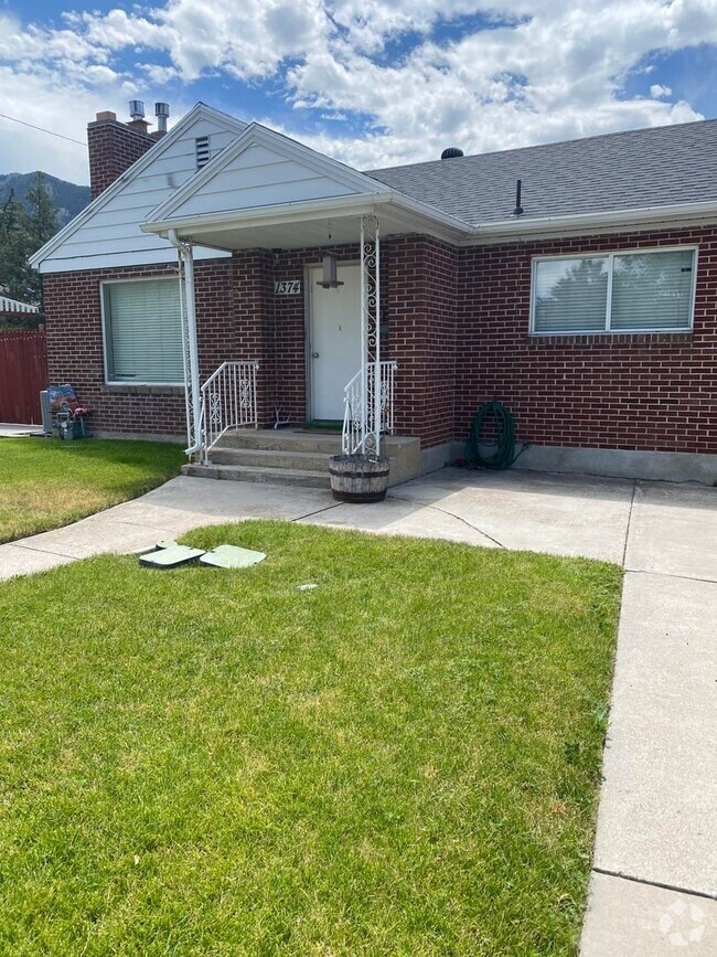 Building Photo - 1374 Maple Dr