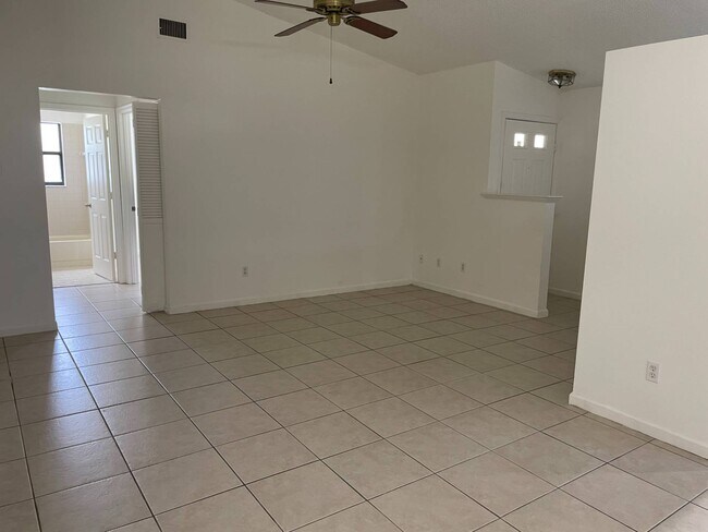 Building Photo - 6065 Loree St