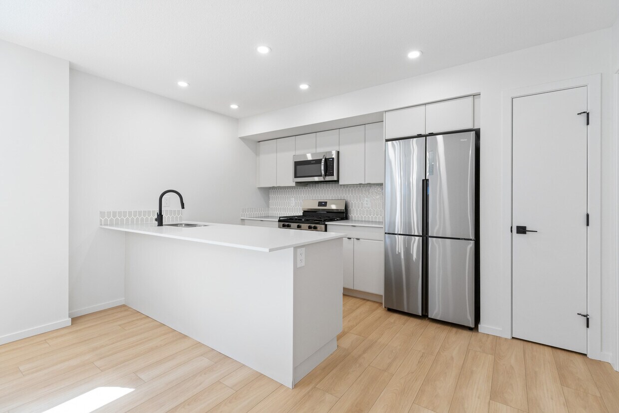 Primary Photo - 12327-12107 107 St NW