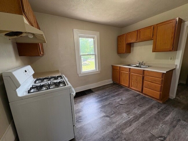Foto del edificio - Charming 3-Bedroom Akron Home with Central A/C