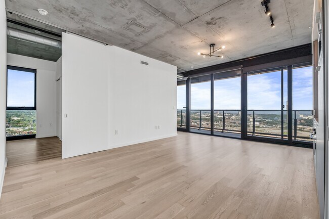 Building Photo - 170 Bayview Ave