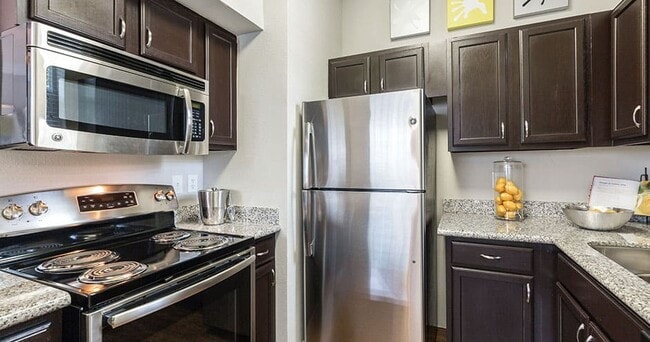 Building Photo - Convenient Location, Resort-Style Comfort!