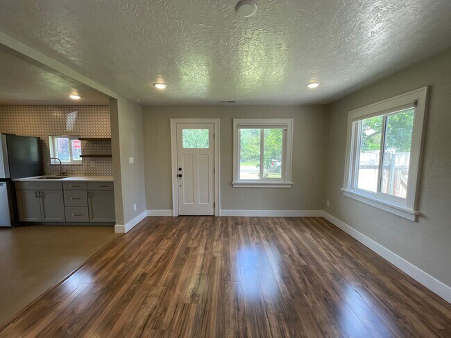 Building Photo - Delightful 2 bedroom cottage