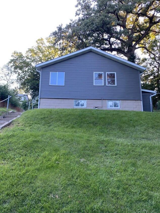 Building Photo - Beautifully Renovated 2-Bedroom Home Near ...