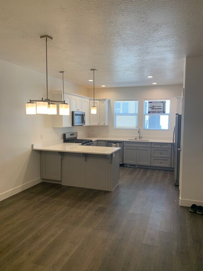 Building Photo - Beautiful Willow Point Townhome