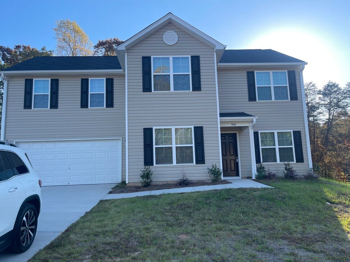 Foto principal - Ready to View Now! New construction 4 bed,...