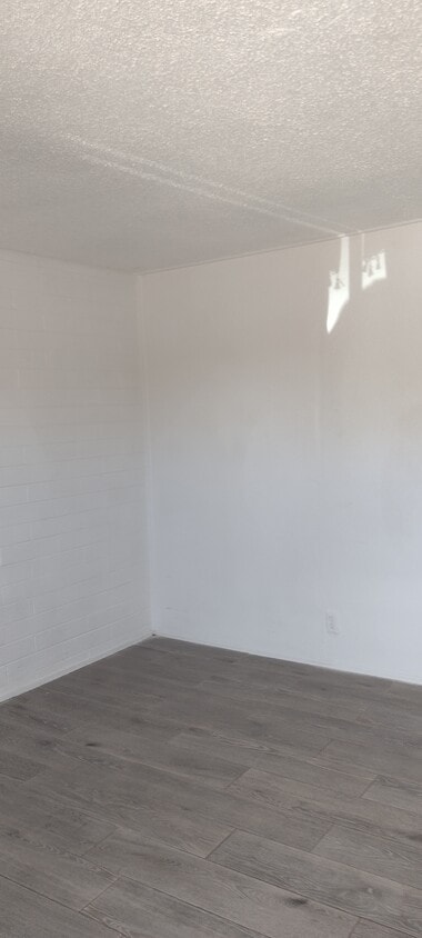 Building Photo - 464 Navajo Blvd