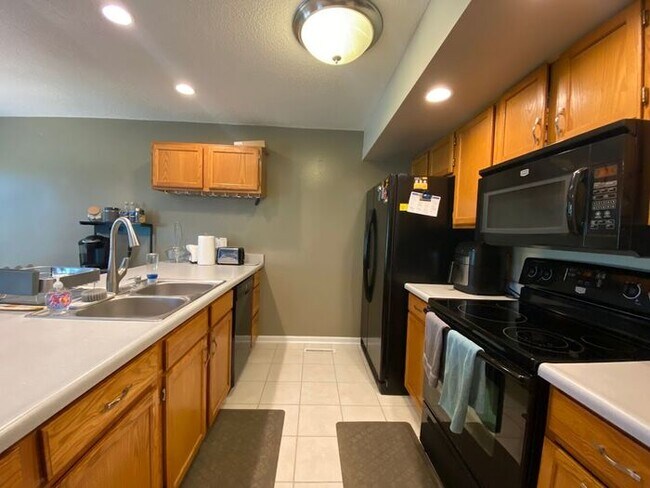 Foto del edificio - $1,975 | 3 Bedroom, 2.5 Bathroom Home | Ca...