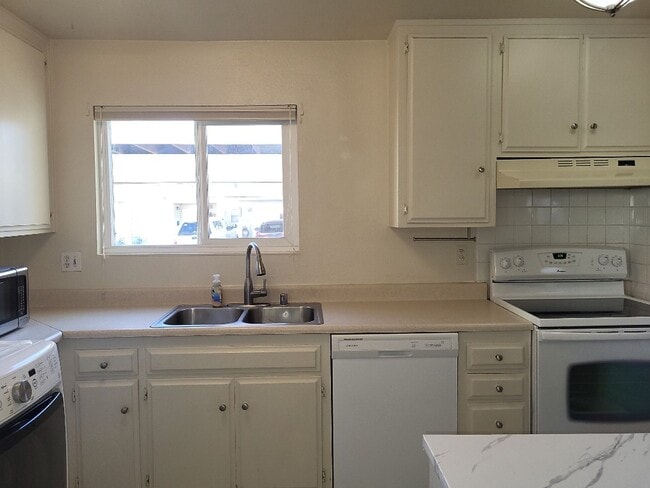 Building Photo - 3505 Willow Hills Circle - 3BR, 1.5BA town...